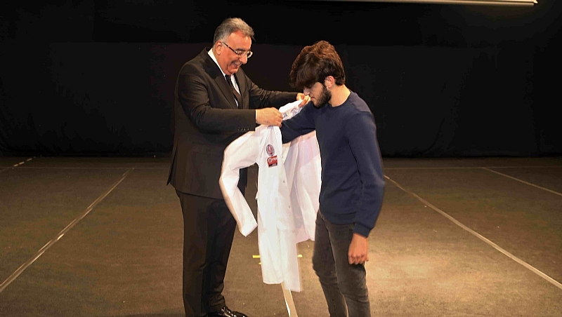 GELECEĞİN DİŞ HEKİMLERİ İÇİN BEYAZ ÖNLÜK GİYME TÖRENİ DÜZENLENDİ